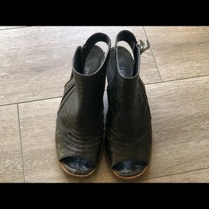 Paul Green Cayanne Leather Peep toe sandal